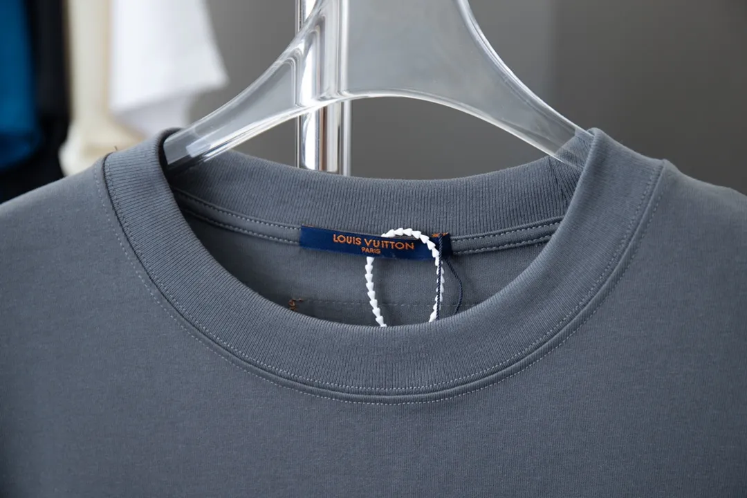 🅿️180 High-quality Lv 2025 early spring new style, MONOGRAM presbyopic gradient short-sleeved T-shirt, which uses digital printing technology to render pixel light and shadow for the Monogram gradient pattern. Its silk-screen texture and knitting effect complement each other, and the logo hardware is customized on the side. Synchronized with the official website, pure cotton fabrics at the counter! Comfortable against the skin, durable and easy to wear, meticulous original craftsmanship, custom-made 260g vat-dyed fabric, very comfortable to the touch, latest brick cabinet synchronization, OS off-shoulder version, fashionable and individual, super versatile and good-looking, very suitable for both men and women, must-have style, hang tag, collar label, washed wheat, complete with three labels S M L XL